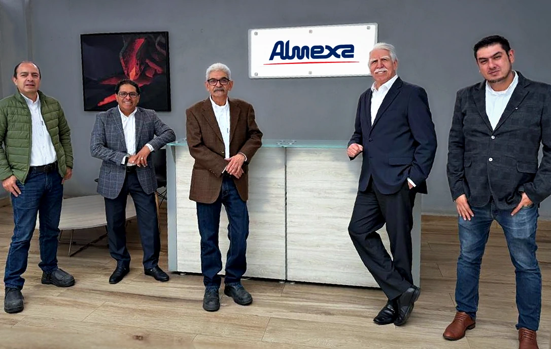 Equipo de Almexa en la recepción de sus oficinas, frente al letrero de Almexa