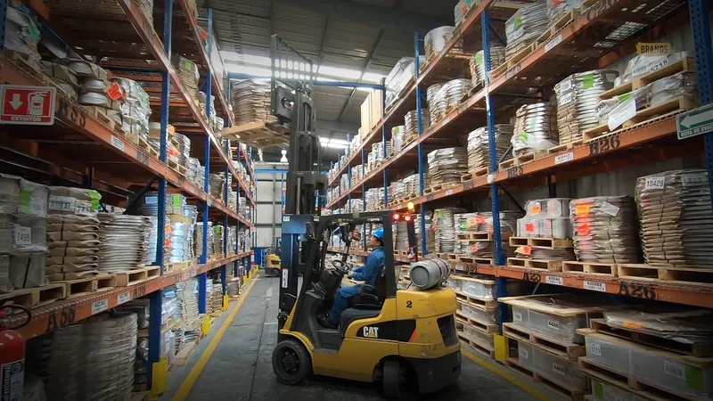 Almacén de producto terminado con montacargas