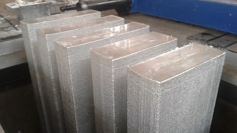 Planchones de aluminio recién colados en la fosa