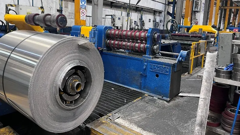 Rollo de aluminio en la línea de corte longitudinal